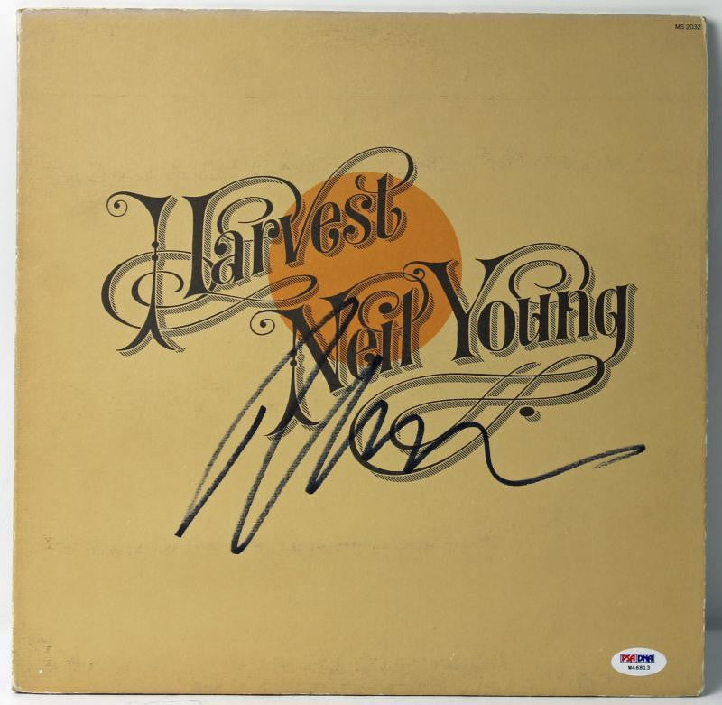NEIL YOUNG HARVEST SIGNED ALBUM COVER W/ VINYL AUTOGRAPHED PSA/DNA W46813