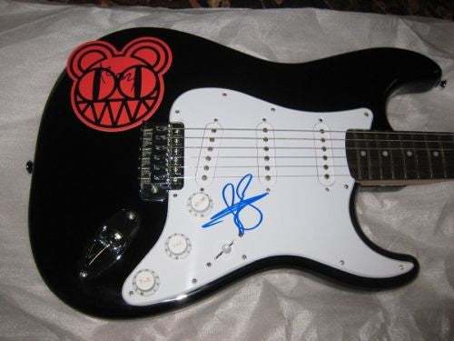 RADIOHEAD THOM YORKE JONNY GREENWOOD Signed GUITAR