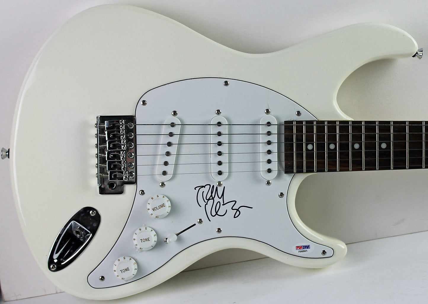 TRENT REZNOR SIGNED ELECTRIC GUITAR NINE INCH NAILS PSA/DNA COA F06561
