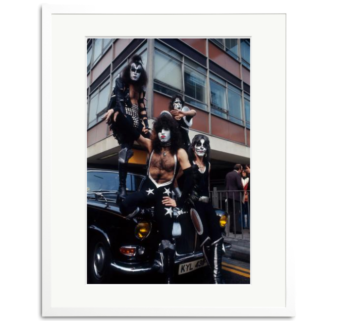 Kiss at London Airport