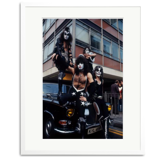 Kiss at London Airport