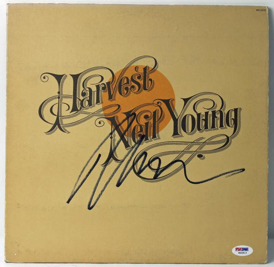 NEIL YOUNG HARVEST SIGNED ALBUM COVER W/ VINYL AUTOGRAPHED PSA/DNA W46813
